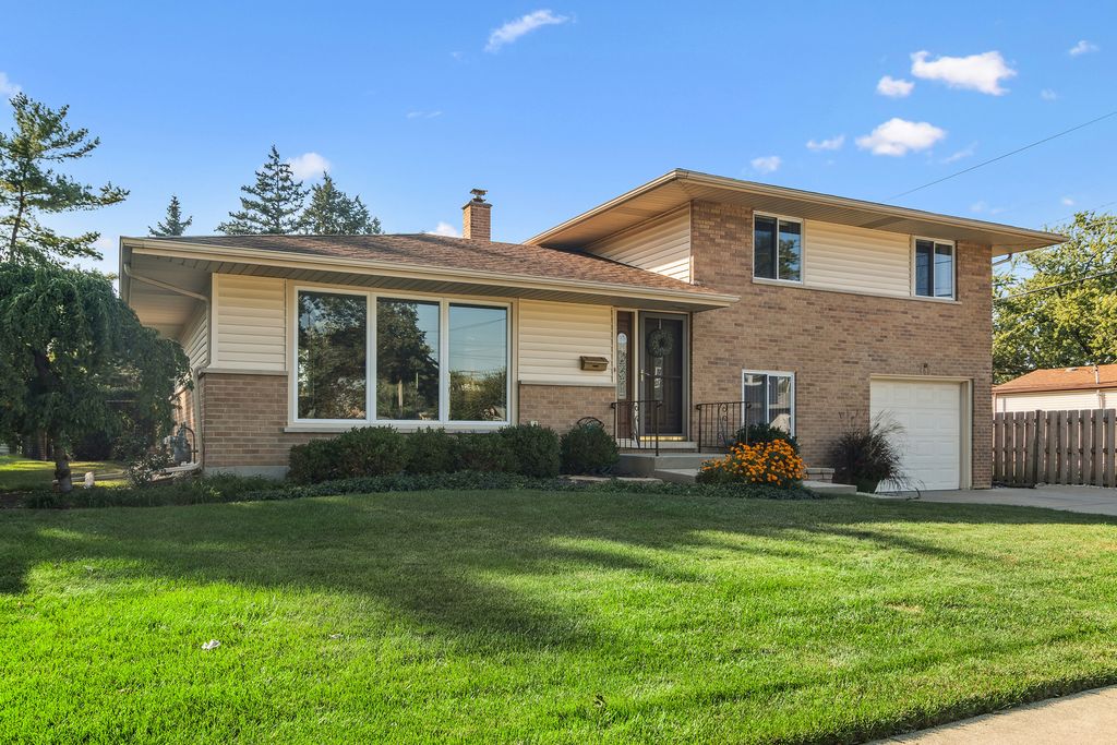 450 Little Path Rd, Des Plaines, IL 60016