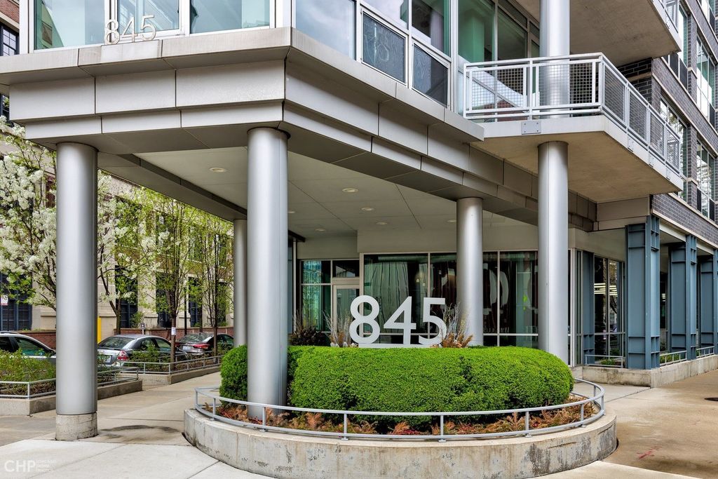 845 N Kingsbury St #508, Chicago, IL 60610