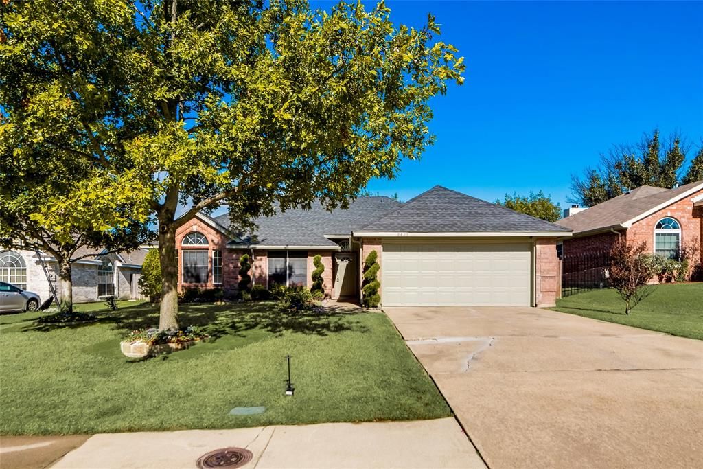8423 Creekbluff Dr, Dallas, TX 75249