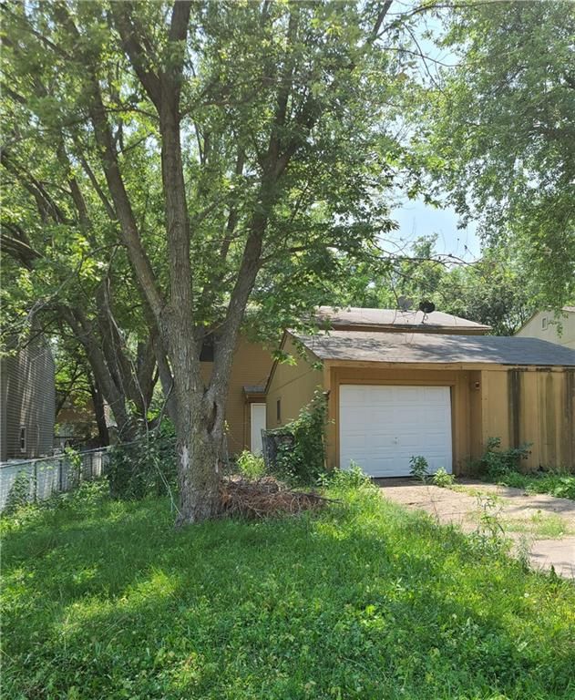 1859 E Creston Ave, Des Moines, IA 50320