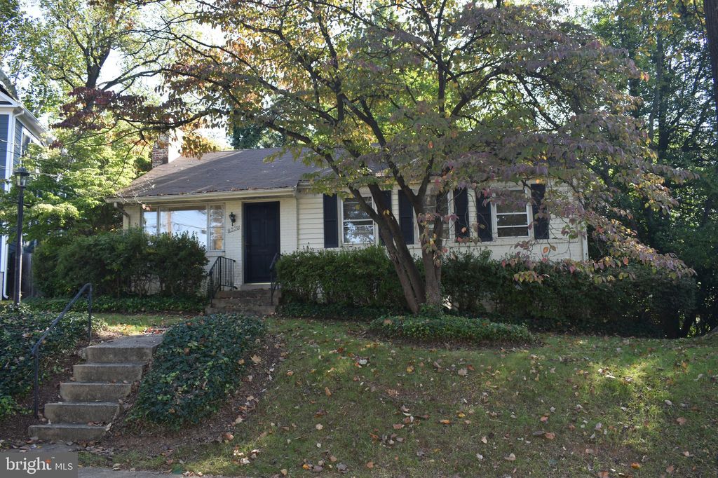 9309 Lindale Dr, Bethesda, MD 20817