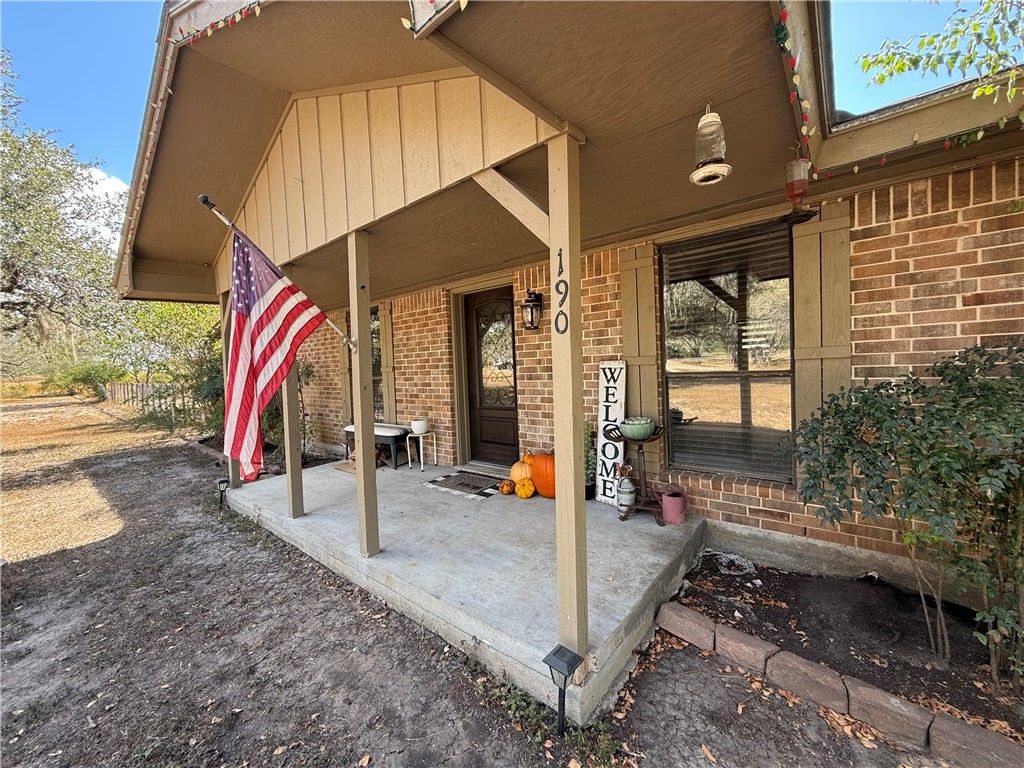 190 County Road 376, George West, TX 78022