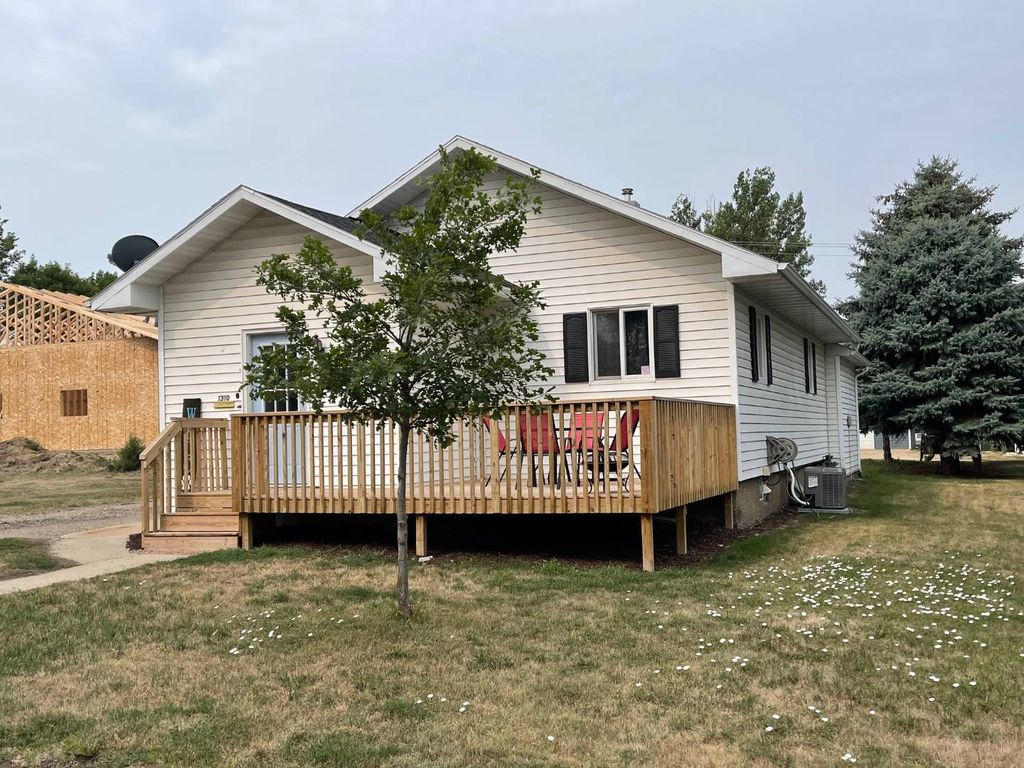 1310 E 1st St, Redfield, SD 57469