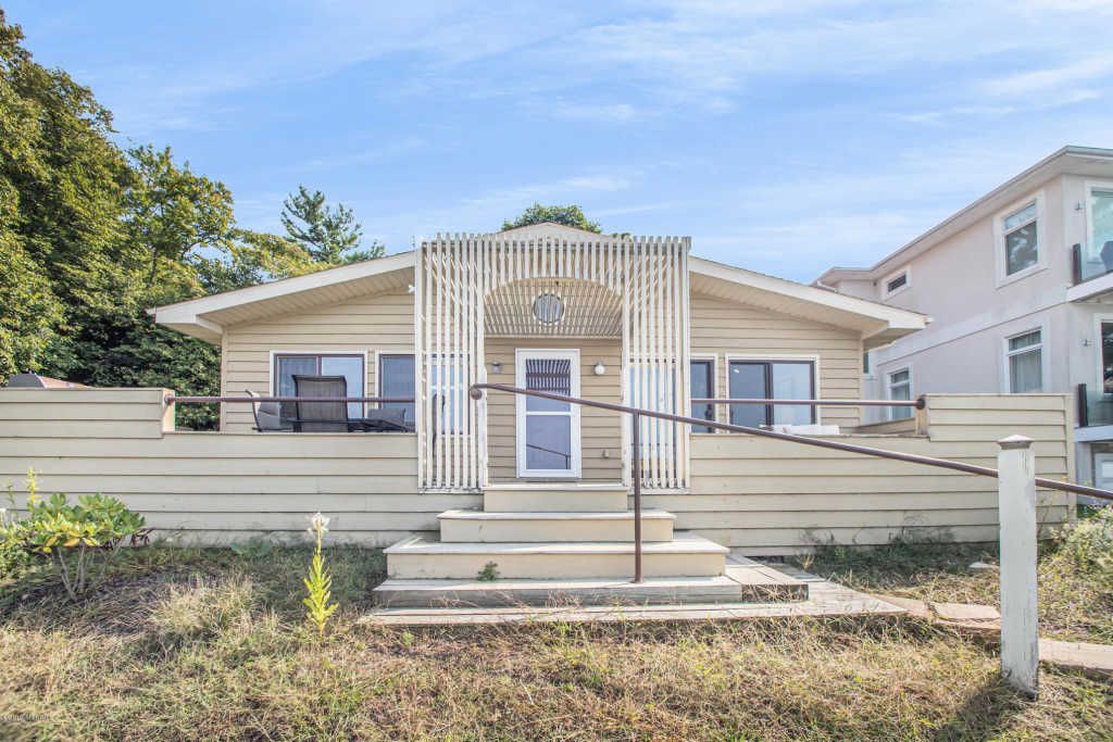 3605 Lake Shore Dr, Michiana Shores, IN 2 Bed, 2 Bath SingleFamily