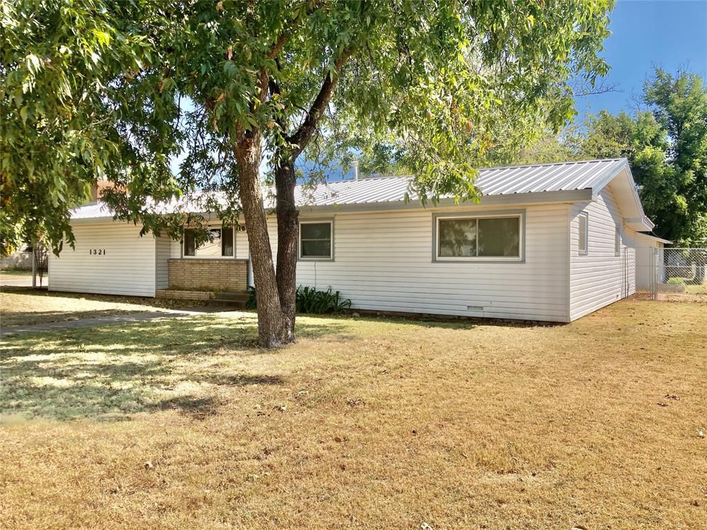 1321 Cherry St, Graham, TX 76450