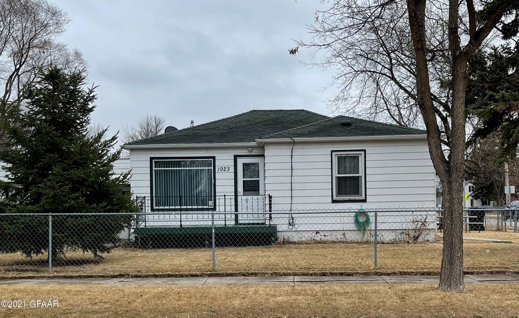1923 6th Ave N, Grand Forks, ND 58203