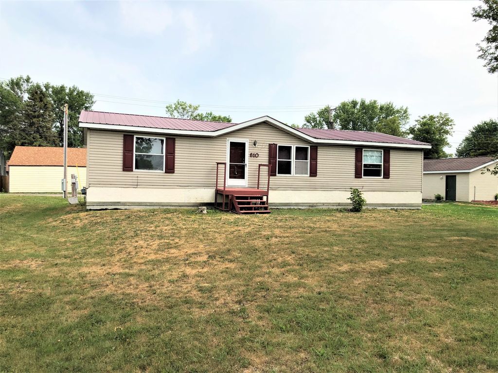 610 11th St, International Falls, MN 56649