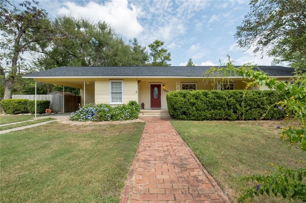 1303 NE 6th St, Smithville, TX 78957