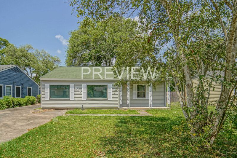 609 E Lorraine St, Angleton, TX 77515