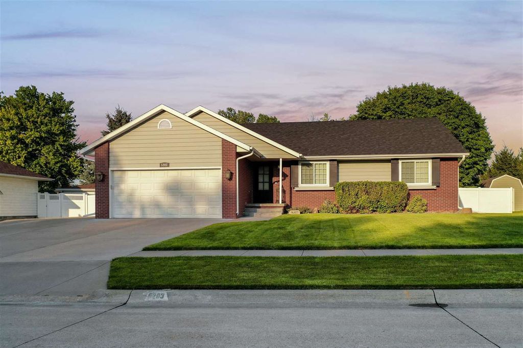 5203 I Ave, Kearney, NE 68847