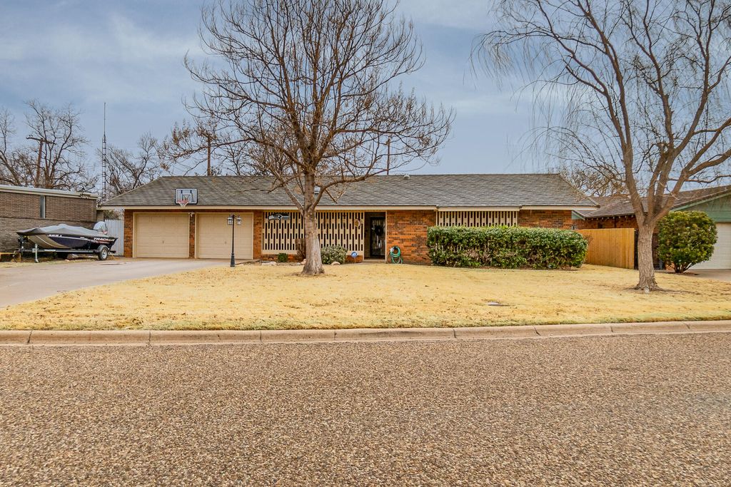 1006 Holliday St, Plainview, TX 79072