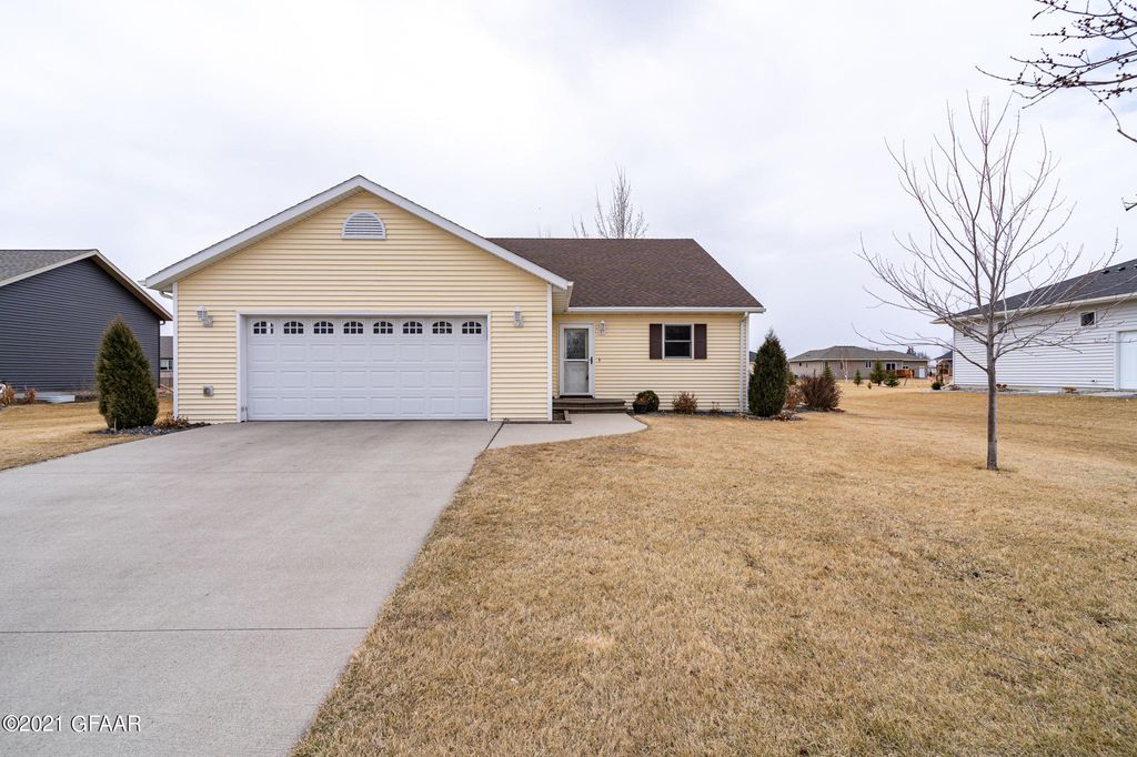 826 13th St SE, East Grand Forks, MN 56721