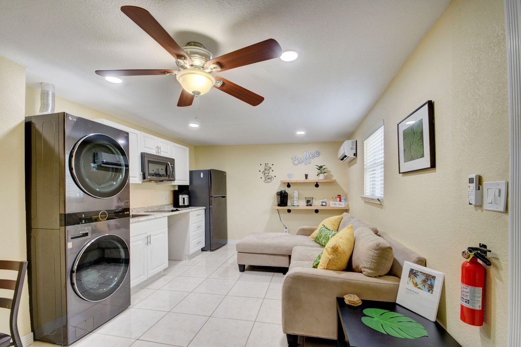 168 SE 31st Ave #B, Boynton Beach, FL 33435