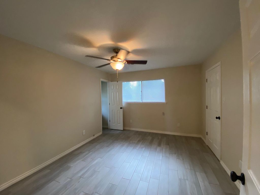 103 Hickory St, Lake Jackson, TX 77566