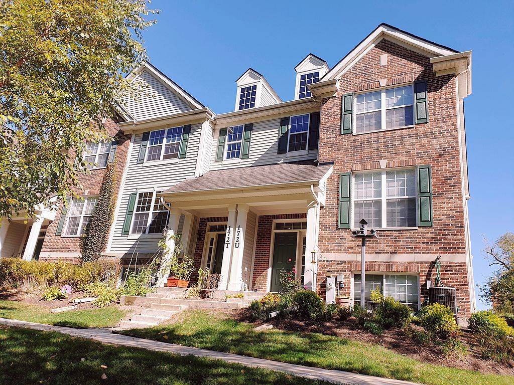 172 N East River Rd #T, Des Plaines, IL 60016