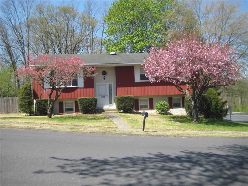 1735 Elmhurst Dr, Whitehall, PA 18052