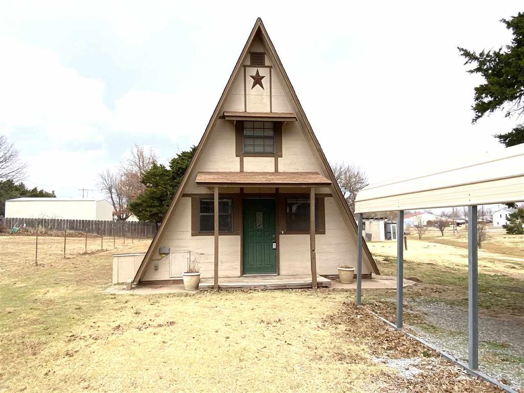 212 W 5th St, Lahoma, OK 73754