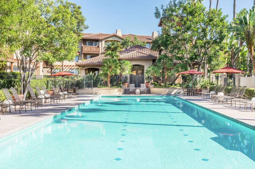 100 Robinson Dr, Tustin, CA 92782