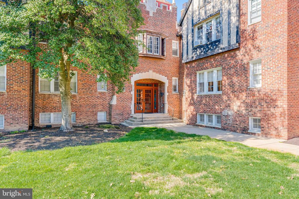 215 Emerson St NW #103, Washington, DC 20011