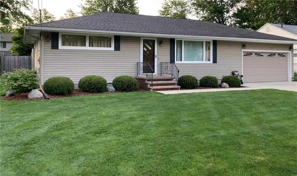 9807 Betty Ln, Elyria, OH 44035