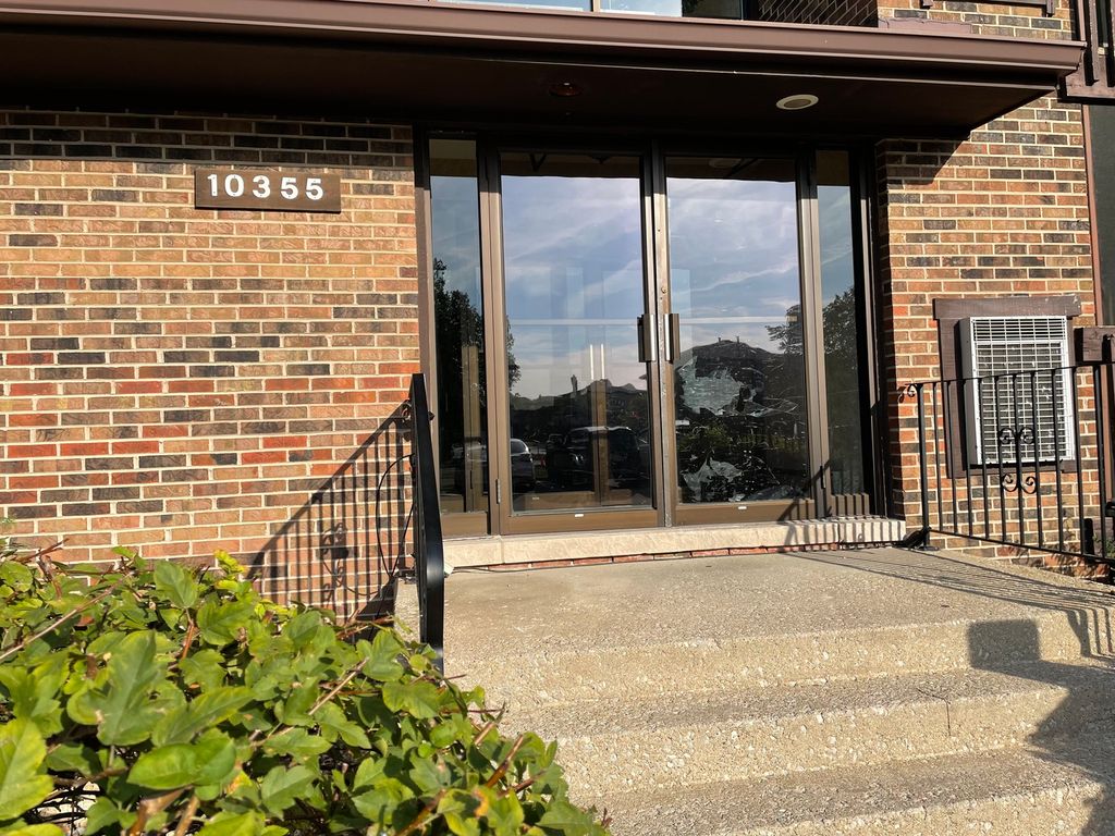 10355 Menard Ave #2-214, Oak Lawn, IL 60453
