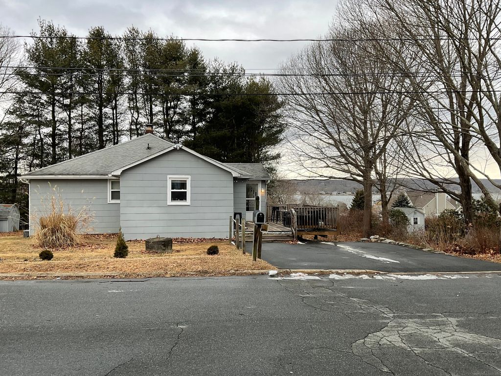 10 High St, Waterford, CT 06385