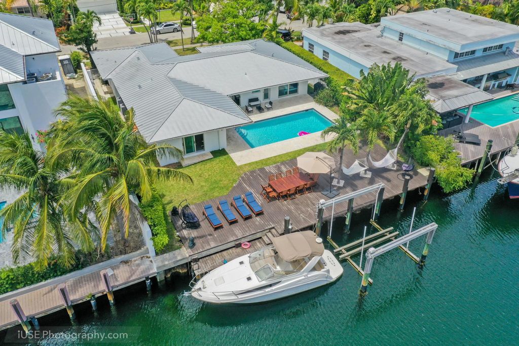 2380 Magnolia Dr, Miami, FL 33181