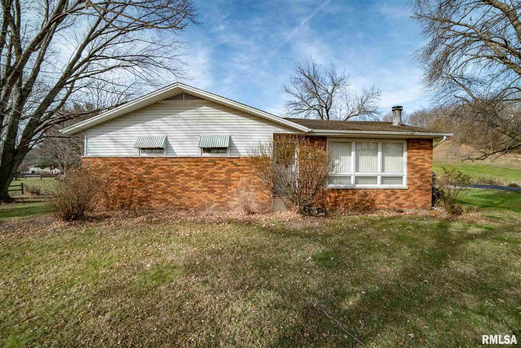 6582 Valley Dr, Bettendorf, IA 52722