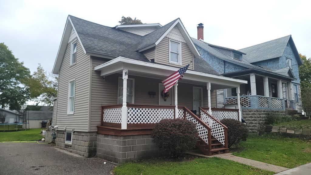 16 Duffy St, Manistee, MI 49660