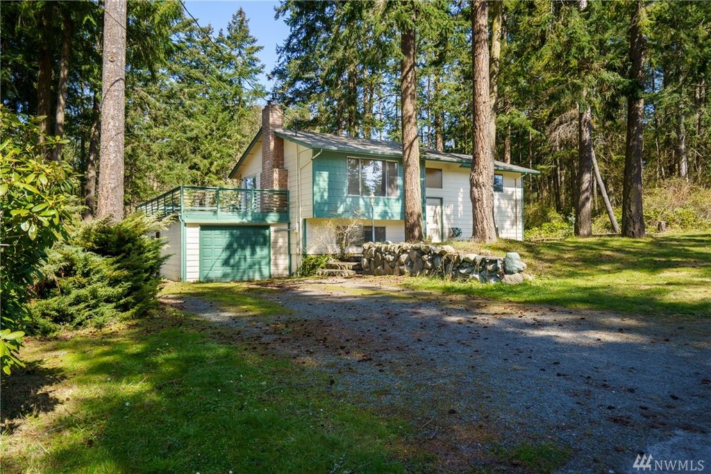 353 Whispering Pine Ln, Oak Harbor, WA 98277