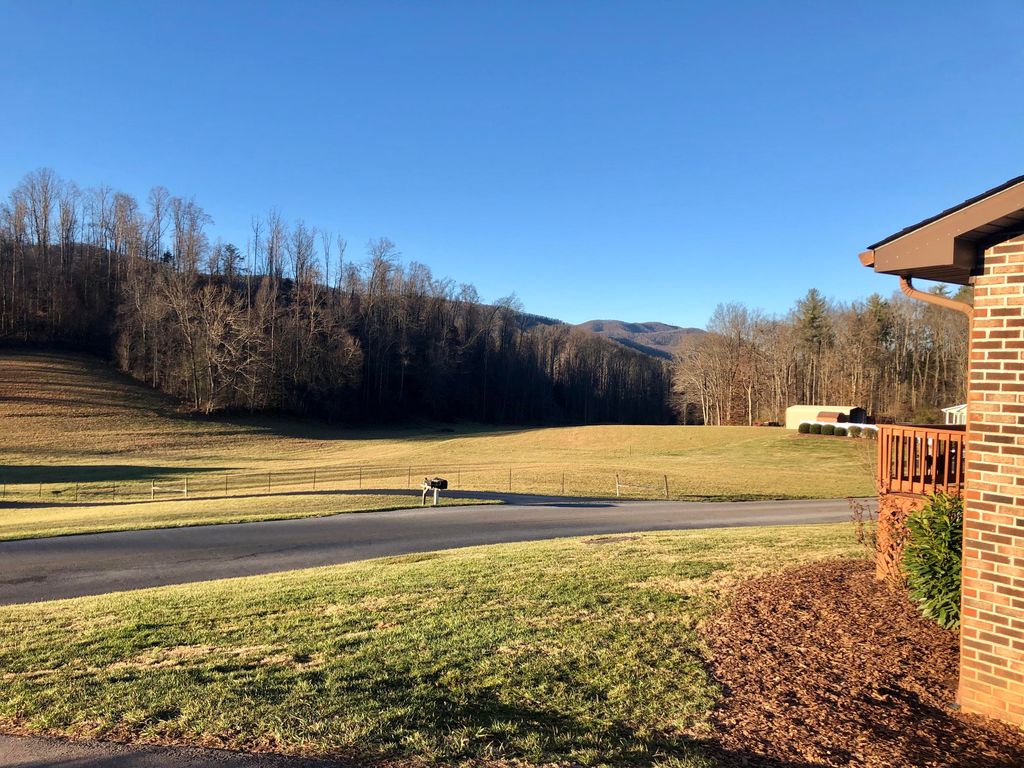 826 Marbleton Rd, Unicoi, TN 4 Bed, 2 Bath SingleFamily Home 28