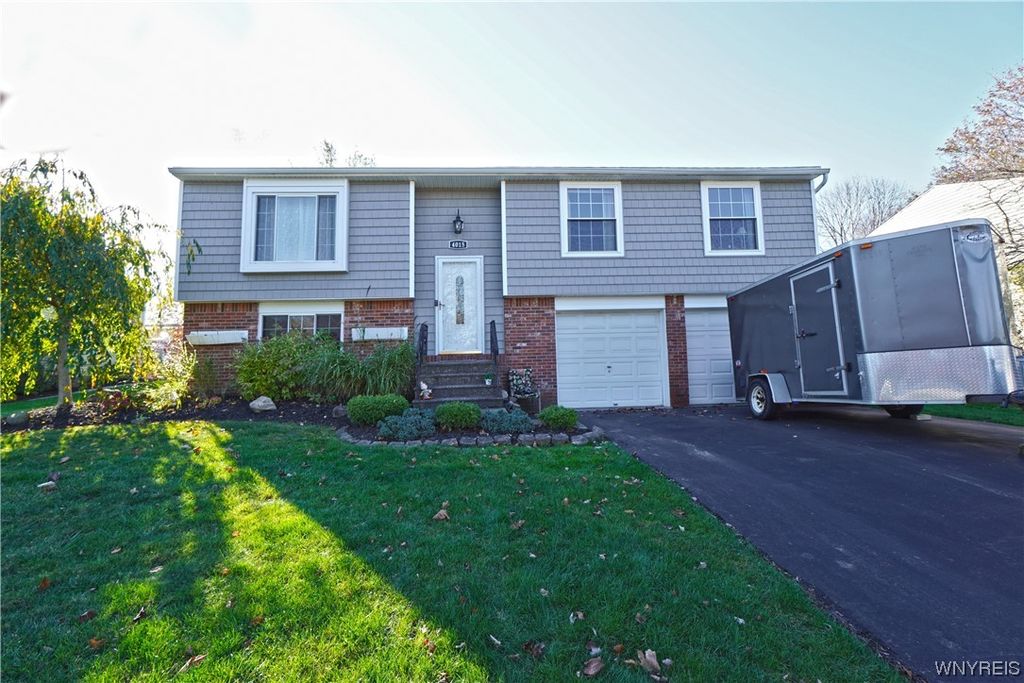 4015 Autumnway Ln, Hamburg, NY 14075