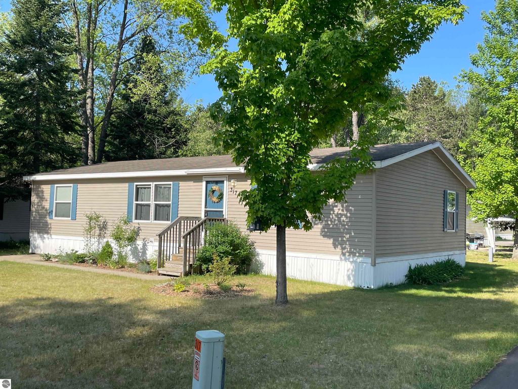 317 Hillcrest St, Cadillac, MI 49601