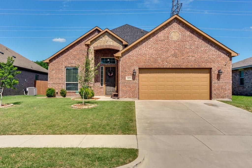 1033 Mockingbird Dr, Saginaw, TX 76131