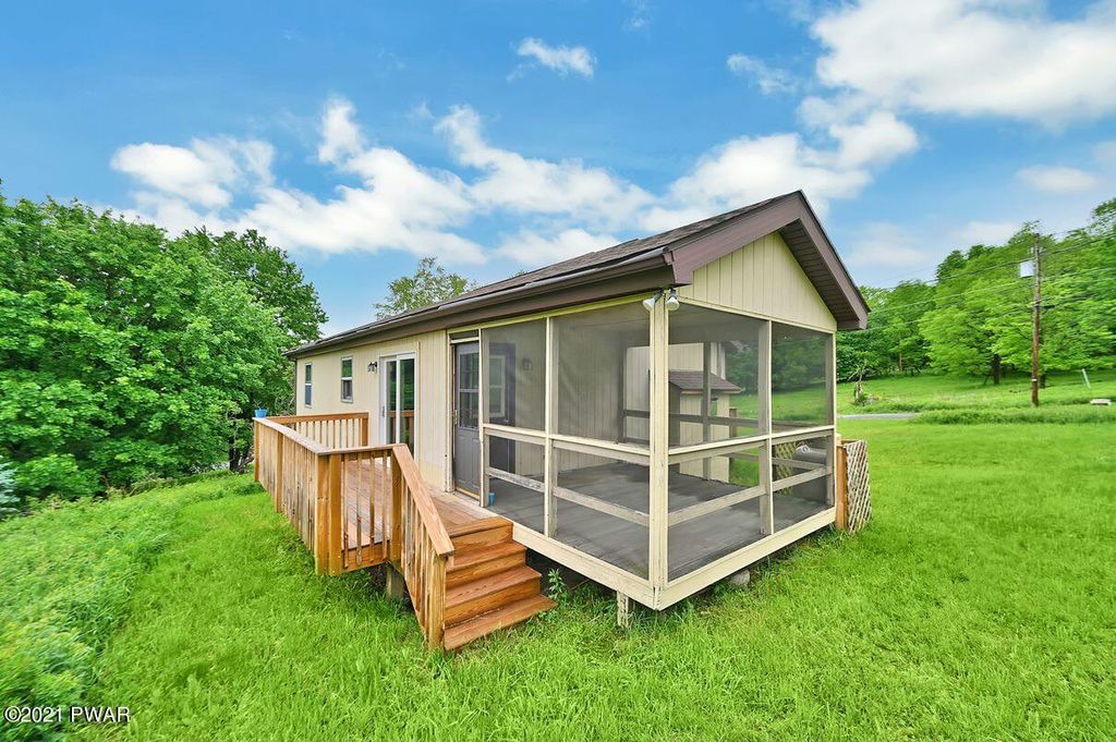49 Glenwood Ln, Lake Ariel, PA 18436