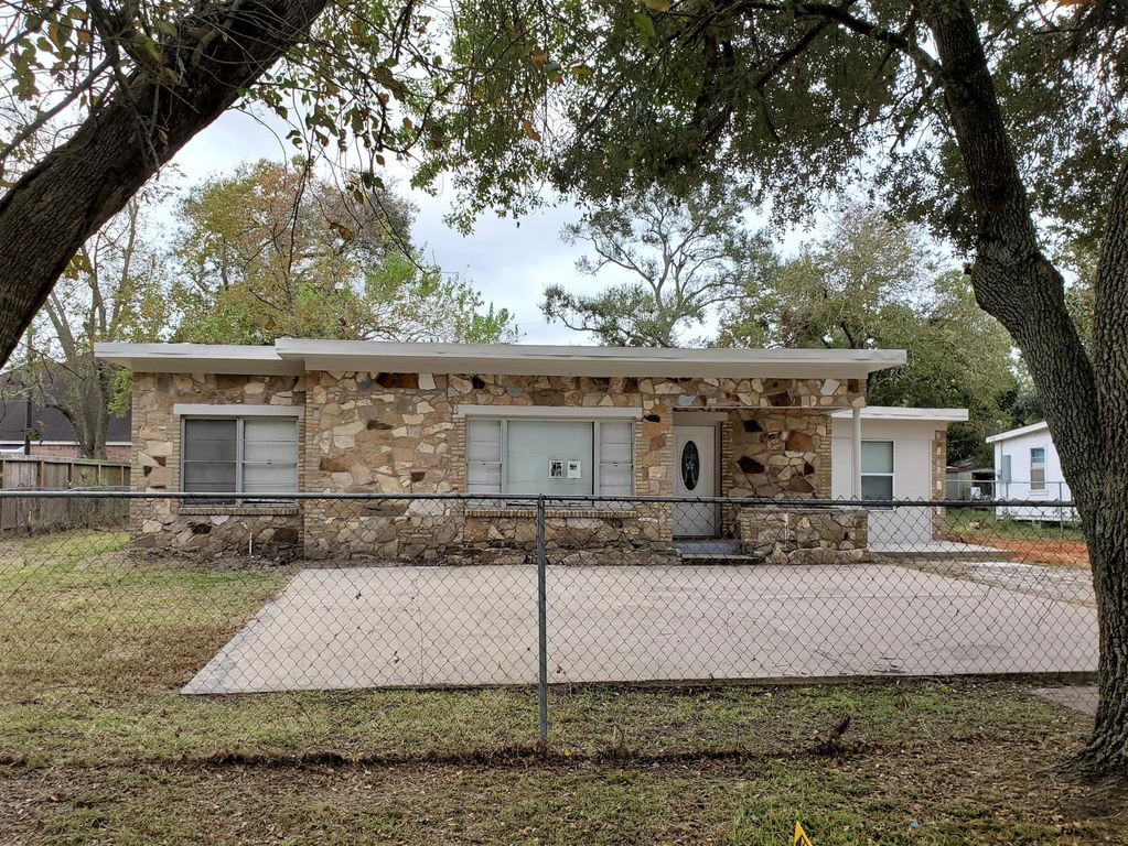 1114 E Pecan St, Angleton, TX 77515