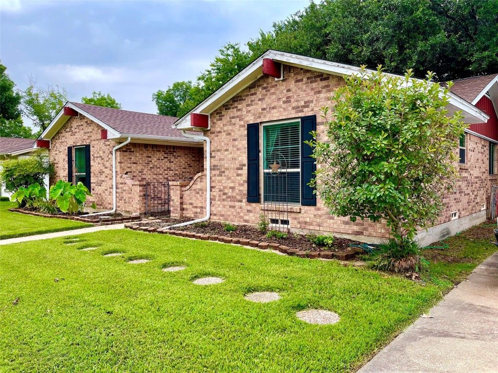 906 Downing St, Forney, TX 75126
