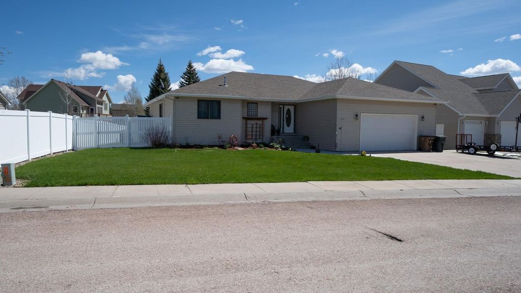 1303 Meadow Brook Ln, Gillette, WY 82718