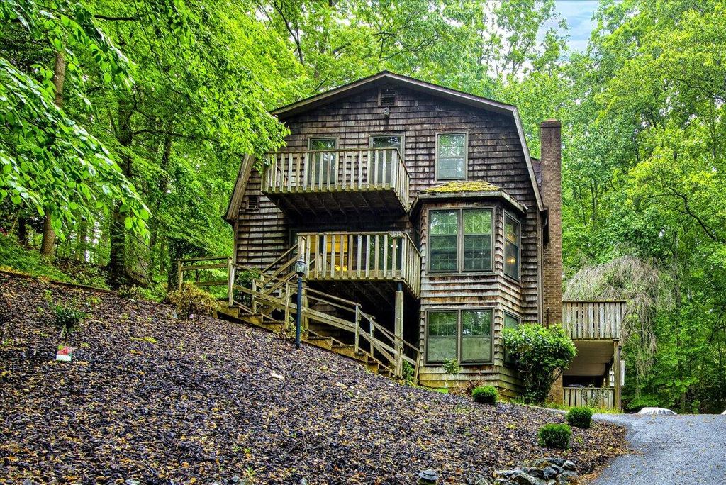 217 Arrowhead Trl, Martinsville, VA 24112