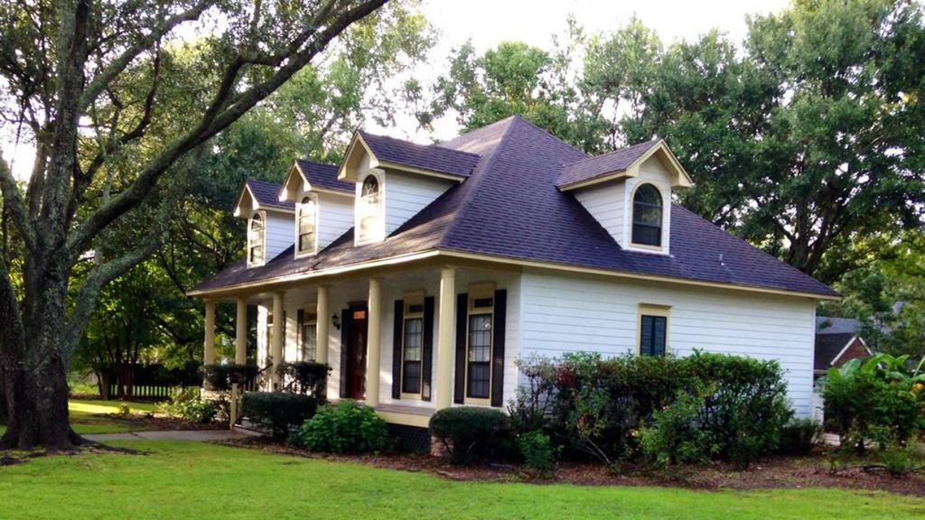 2525 Duck Lake Dr, Moss Point, MS 39563