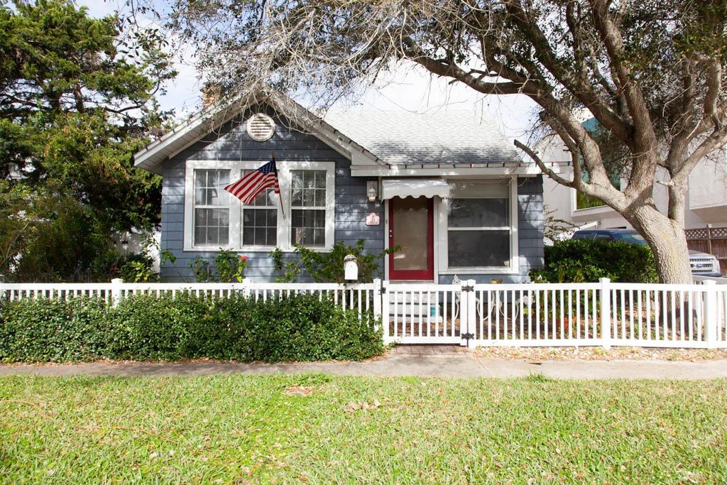 214 Hopkins St, Neptune Beach, FL 32266