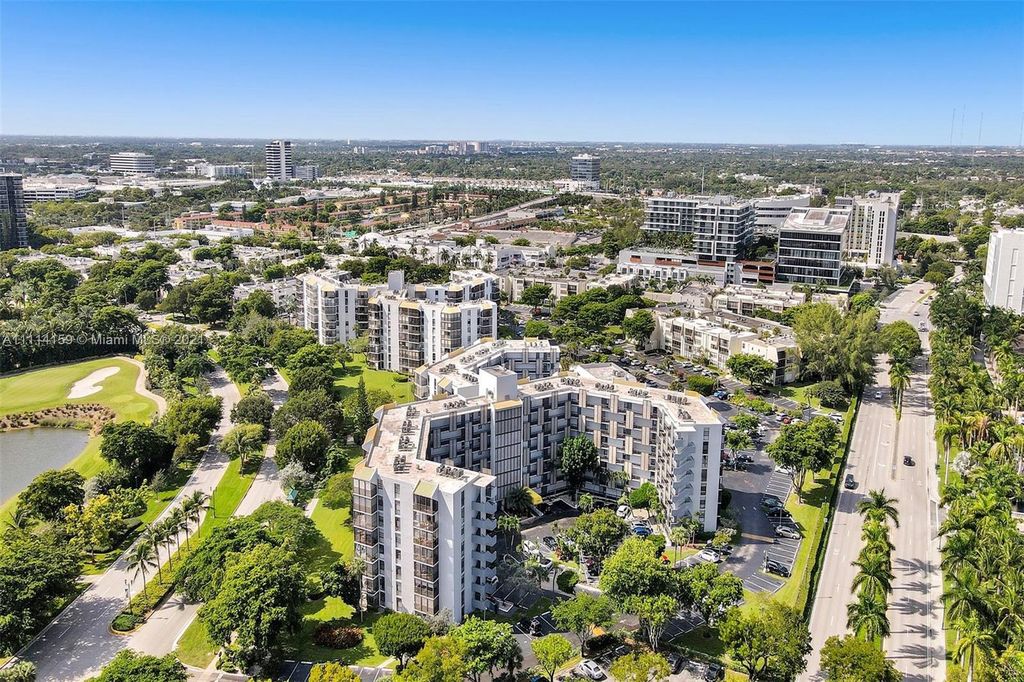 20500 W Country Club Dr #216, Miami, FL 33180