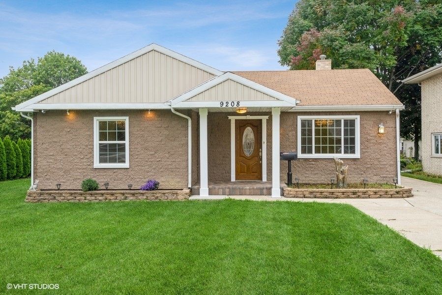 9208 N Ashland Ave, Niles, IL 60714