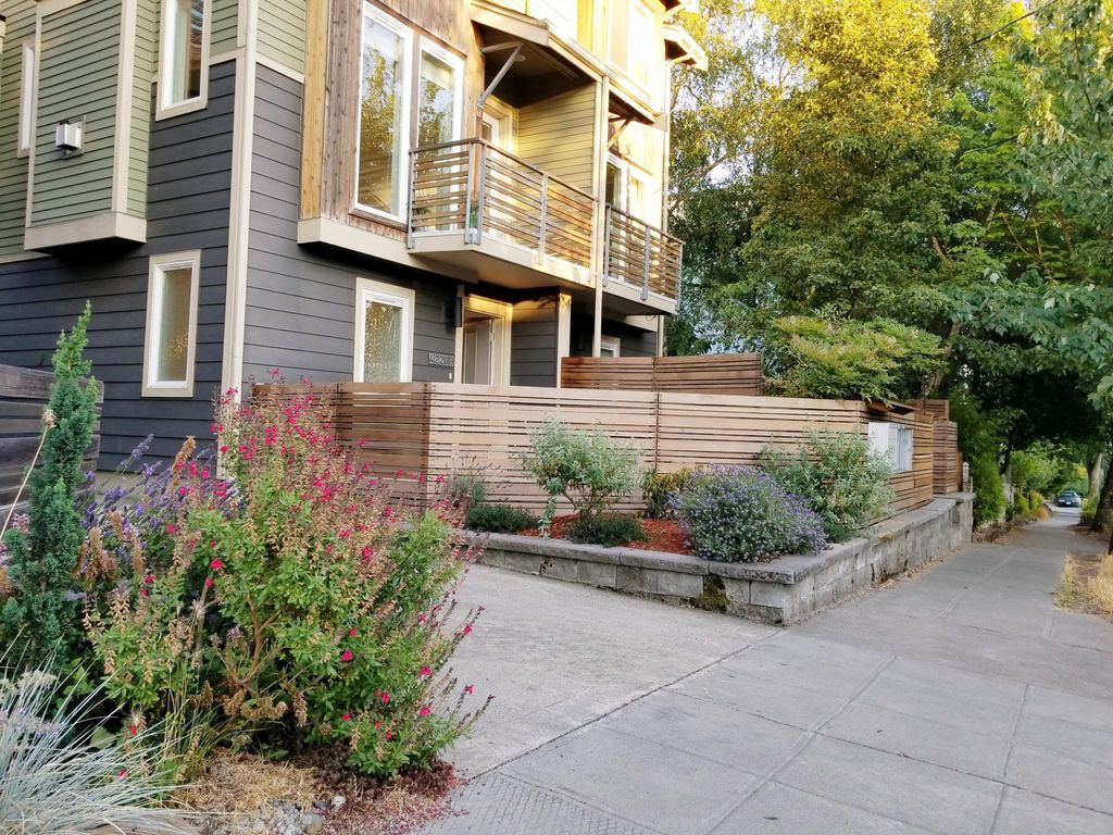 4220 Fremont Ave N #B, Seattle, WA 98103