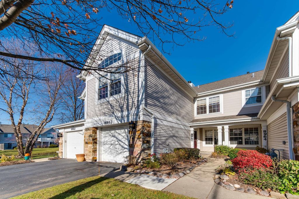 8962 W Heathwood Cir, Niles, IL 60714
