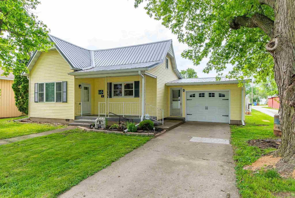 101 E Delavan St, New Holland, IL 62671