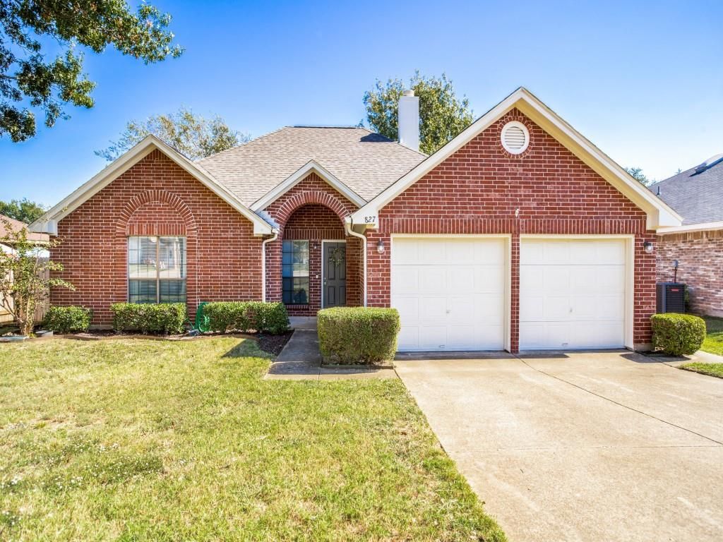 827 Mayfield Dr, Cedar Hill, TX 75104