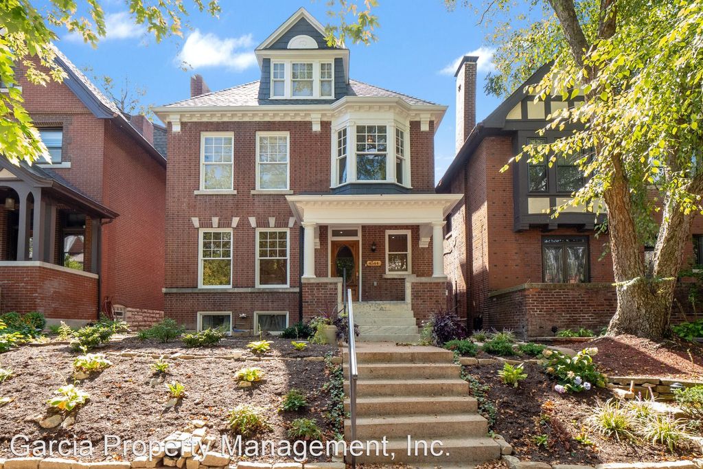 4544 Westminster Pl, Saint Louis, MO 63108