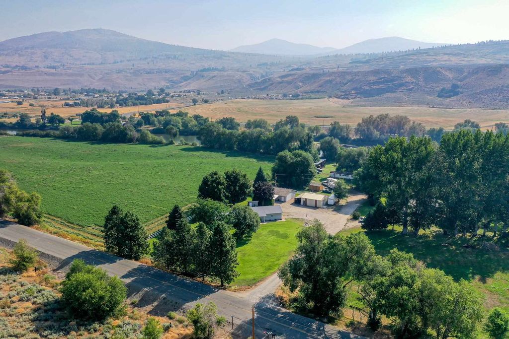 3 Quail Dr, Omak, WA 98841