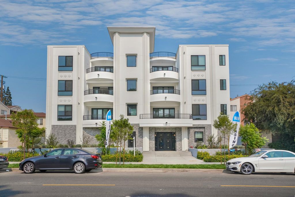 1832 S Barrington Ave #304, Los Angeles, CA 90025